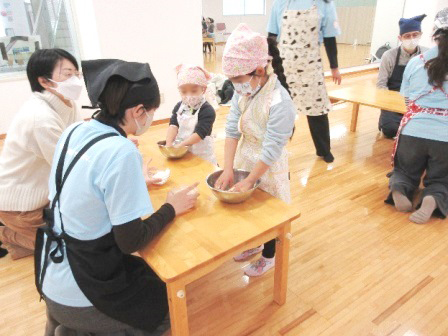 子どもたちがクッキーを作っている様子2